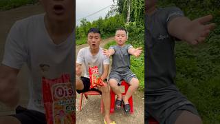 Cậu bé tốt bụng và anh trai đã cho😱 đậu phộng 🐿️#shorts