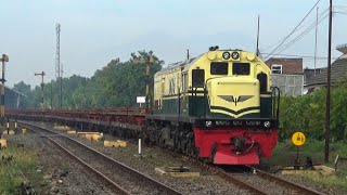 PARADE MOMEN KERETA LANGKA MELINTAS STASIUN SIDOARJO