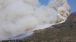 Cape Town: Devils Peak on fire - Helicopters extinguish fire