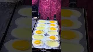 মাত্র ২৫ টাকায় ডিম কেক খেতে মজাই আলাদা 😍😋 #streetfood #eggcake  #foodreviewbd