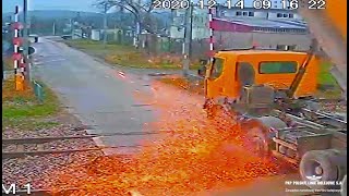 🚚 🚧 🚅 Wywrotka zerwała sieć trakcyjną na przejeździe kolejowym... 🎥