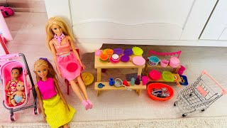 Barbie küçük çocukları ile züccaciyeden mutfak eşyaları alıyor