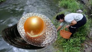 Clams Unveiled: A Girl Captures Clams in the Wild, Revealing a Sparkling Giant Pearl Treasure