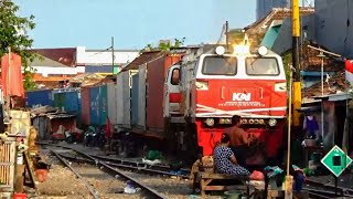 KERETA MONSTER PANJANG MEMBELAH PADATNYA RUMAH WARGA