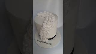 Beautiful white flowers #caketutorial #cake #howtomakecake #decoratingcake #cake #cakedesign