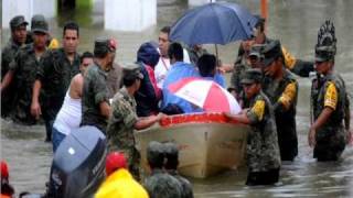 RESCATANDO A DAMNIFICADOS DE TLACOTALPAN