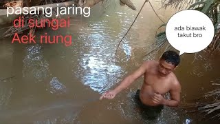 pasang jaring di sungai aek riung.