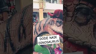 Naik dinosaurus di Dino land