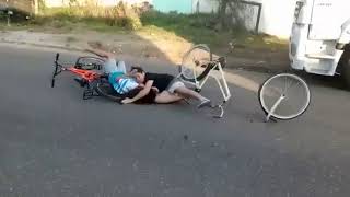 Foi empinar de bike e se deu mal