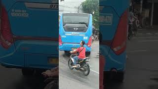 beginilah kondisi terkini di depan pintu masuk Stasiun pasar senen lalu lintas aman dan kondusif