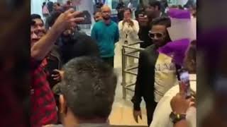 Bigg boss Mugen Malaysia people greeting Mugen in Airport