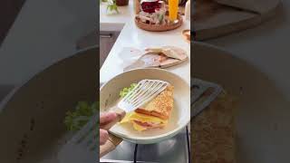 🥪🍳صباحوا 🕊️جربوا البيض مع ملعقة جبنه سائله ورشة ملح بسيطة يفرق بالطعم يصير الذذذ بكثير 👌🏻🍅🥬🧀🥯