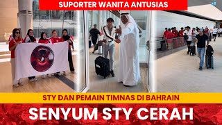 SUPORTER WANITA SAMBUT TIMNAS INDONESIA SENYUM 3 POIN STY TIBA DI BAHRAIN