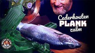 Hele ZALM boven een cederhouten plank met kruidenpasta!