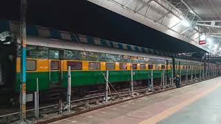 Bhagalpur Gareeb Rath Express Arriveing at prayagraj junction