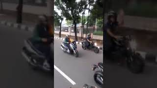 PRESIDEN JOKOWI NAIK MOTOR KE PASAR