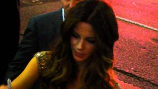 Sexy kate beckinsale signs autographs for fans at the underworld awakening movie premiere