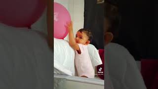 Clever girlyyy 👏🏻 #isharasamofira #cleverbaby #babygirl #playtime #babyplaying #baloon #uk #kidplay