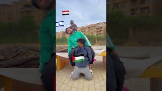 شاب مصري ينقذ طفل فلسطيني 🇵🇸😱#shorts #viral