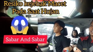 Resiko Saat Hujan Deras kejebak Macet