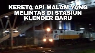 KERETA API MALAM YANG MELINTAS DI STASIUN KLENDER BARU