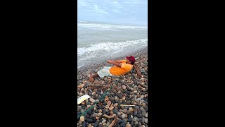 Impresionante!!.. la Fuerza que hace este PESCADOR para Sacar su Red del Agitado Mar