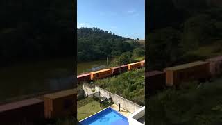 Trem de conteineres passando em Vinhedo em direção à Campinas .