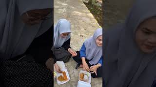 Guru dan Murid Duduk Melingkar Makan Bersama