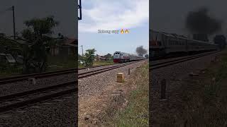 Lokomotif CC 201 mengeluarkan Asap Tebal saat Berangkat dari Stasiun Rancaekek.