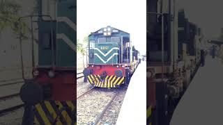 128Dn Stopping at Kot addu Janction #train #trainvideo #loco #locomotive