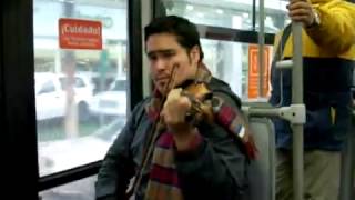 ▶ ARTISTAS CALLEJEROS, VIOLINISTA EN LA MICRO   YouTube 360p]