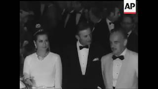 Grace Kelly y Rainiero de Mónaco en el baile de la Cruz Roja