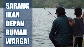 Mancing di Depan Rumah Warga Pulau Sibandang