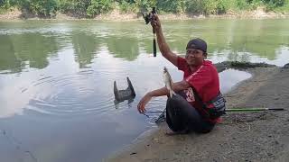 mancing di sini gak perlu bawa umpan cukup bawa sandal swalow