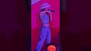 Belinda cantando Amor A Primera Vista evento pride Peluche Inventadas #belinda #beli