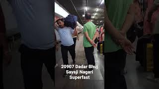 20907 Dadar Bhuj Sayaji Nagari Superfast Express arriving Surat Station #railfans #indianrailways