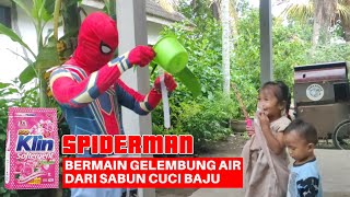 Spiderman bermain gelembung air dari So Klin sabun cuci baju