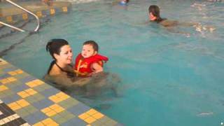 Abey à la piscine!