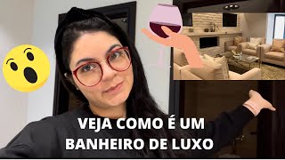 A decoração de um banheiro de luxo! Cores, disposição dos objetos e móveis etc