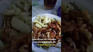 Kupat Bongkok bukan dari Bangkok apalagi bikin Bengkok. Tempe busuknya bikin enak. Asli gokil