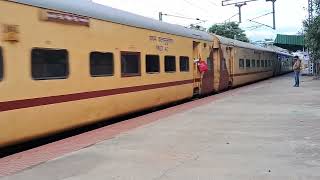 Mysuru Bagalkote Basava Exp rushing towards Yelahanka #expresstrain #train #indianrailways #railfans