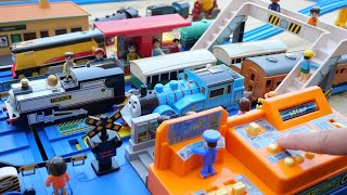 Thomas the Tank Engine & JR Shinkansen ☆ Lively station & Tomica cars running under the big bridge