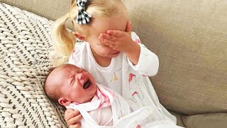 Moments mignons et adorables des enfants rencontrant un nouveau-né frère pour la première fois