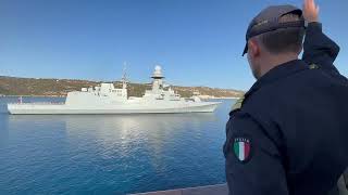 La fregata Luigi Rizzo rende gli onori al comandante dell’Operazione Mediterraneo Sicuro