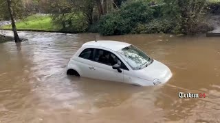 Crazy, Traffic submerged in flood caught on camera