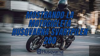 Mostrando la motocicleta husqvarna svarpilen 200 ¿qué te parece?