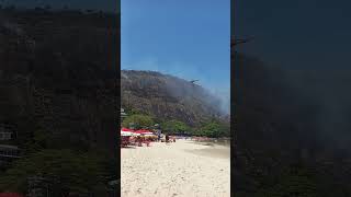 Bombeiros apagando incêndio na praia de Itaipu.