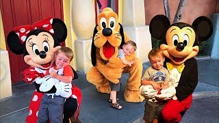 Magical Moments, Warm HUGS & KISSES with Minnie, Mickey Mouse and Pluto. Disneyland Adventures.