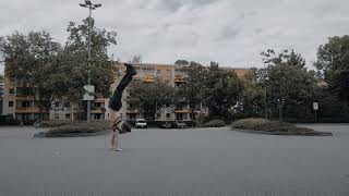 Stop and go walking in a handstand #handstandwalking #handstandvariations #parcour #calisthenics