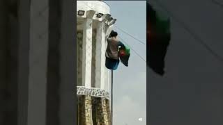 Kabul residents defy the Taliban, and replace their flag with the Afghan flag.